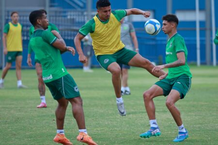 Elenco do Goiás durante treino