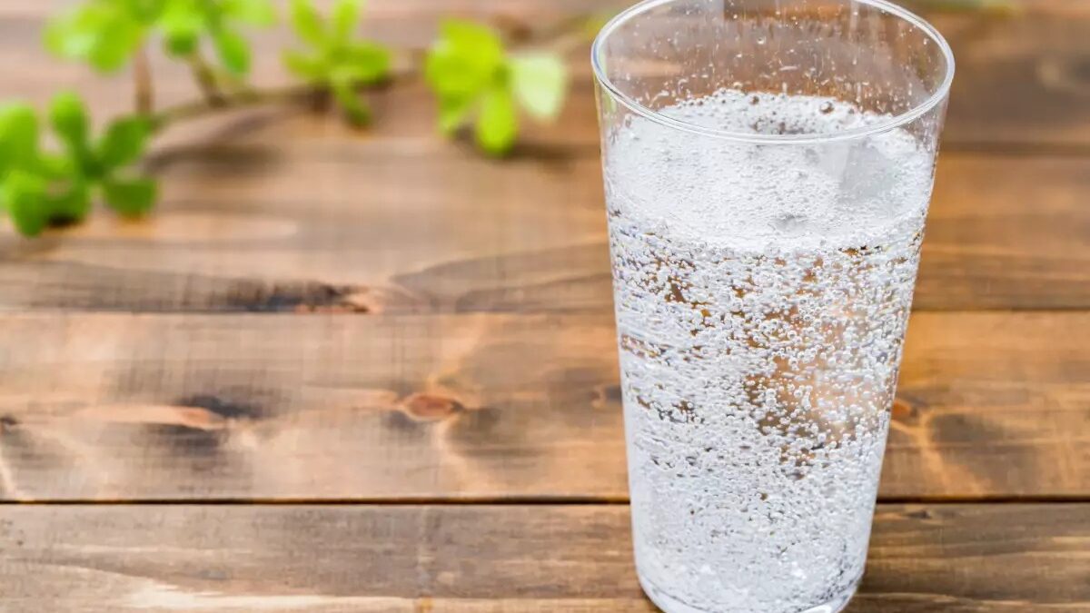 Conheça os benefícios inesperados da água com gás para a saúde Bebida tem efeitos positivos sobre o sistema digestivo