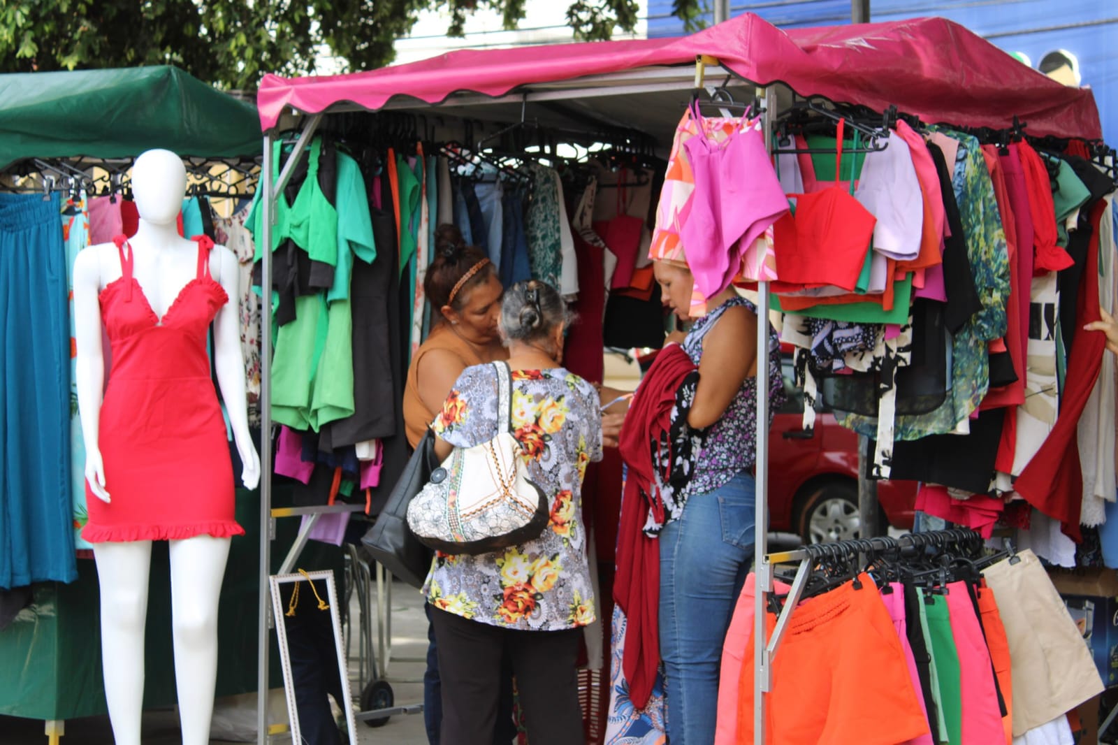 Feira de brechós ‘Cabide Rosa’ reúne mais de 50 expositoras neste sábado (9), em Goiânia