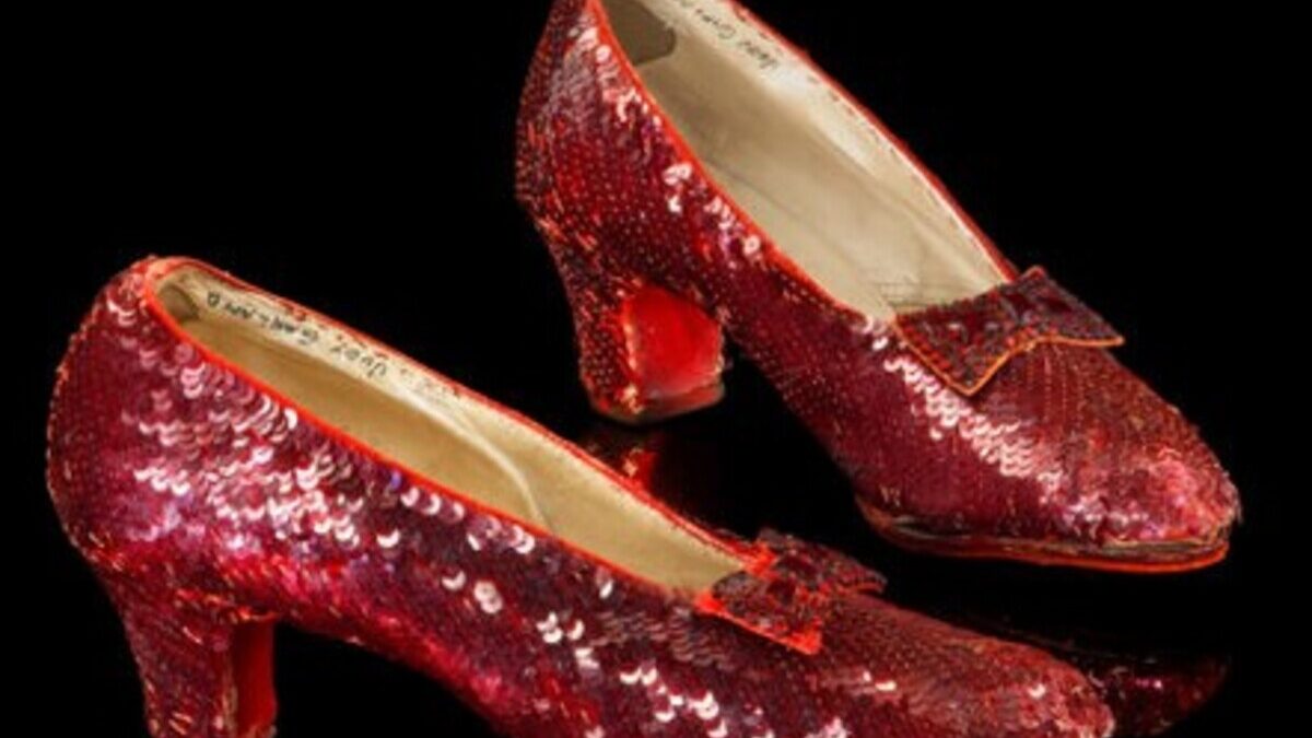 Sapatilhas de Dorothy em 'O mágico de Oz' vão a leilão com outras relíquias de Hollywood