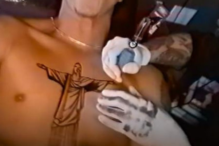 Bruno Mars se despede do Brasil com tatuagem do Cristo Redentor