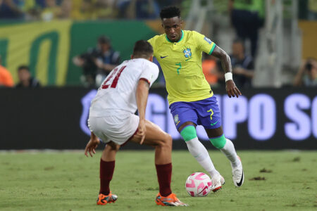 Vinícius Júnior dribla jogador da Venezuela em partida de 2023