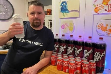 Homem viciado em refrigerante diz que ficou dez anos sem beber água Britânico ficou preocupado quando sua filha bebê começou a pedir a bebida