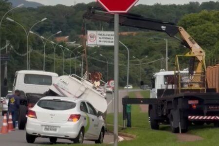 Caminhão-pipa tomba no Residencial Alphaville Flamboyant, em Goiânia