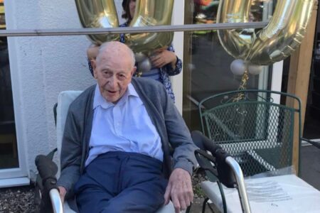 Homem mais velho do mundo morre três meses após fazer 112 anos John Alfred Tinniswood nasceu no mesmo ano em que o Titanic afundou