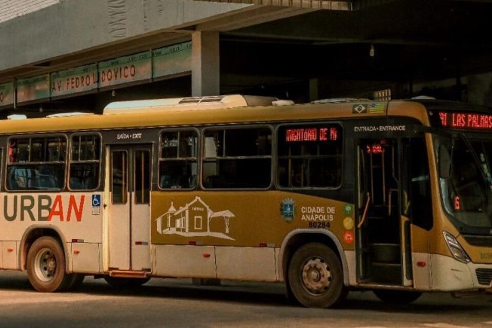Moradores reagem após tarifa de ônibus aumentar em Anápolis Passagem agora custará R$ 5,25 no cartão e R$ 6 no dinheiro