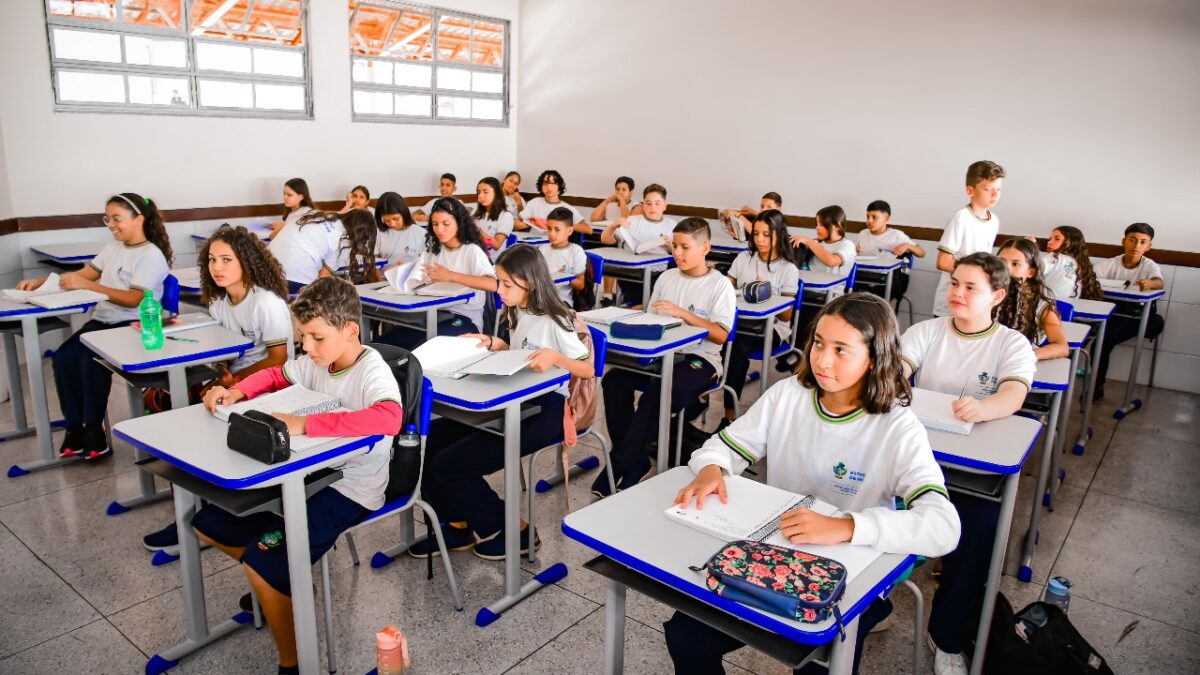 Sala de aula com alunos estudando