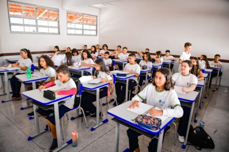 Sala de aula com alunos estudando