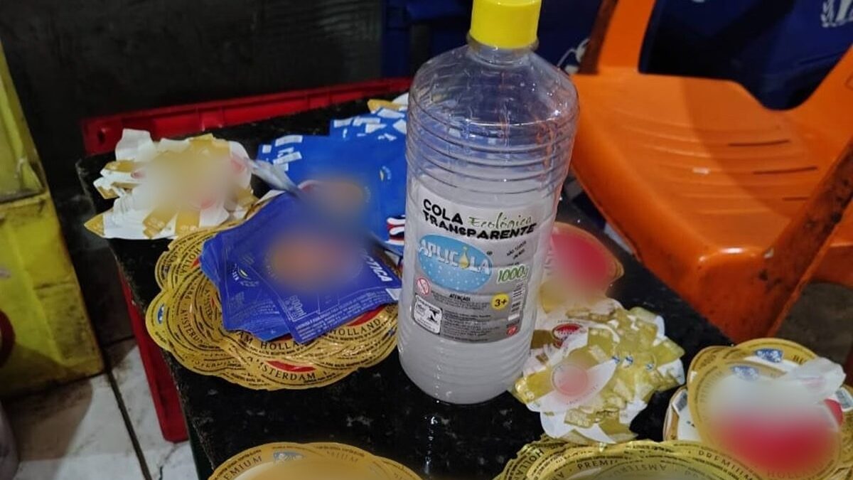 Registro da fábrica clandestina onde acontecia adulteração de rótulos de cervejas (Foto: Reprodução)