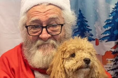 Papais Noéis demitidos dizem que sofrem perseguição por serem de direita "Quando visto aquela roupa, é diferente", disse um dos velhinhos