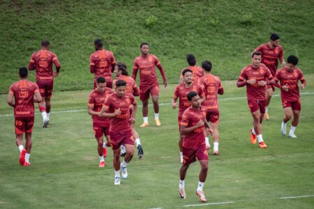 Elenco do Vila treina para jogo contra Ituano