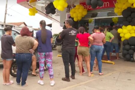 Black friday Goiânia: clientes formam fila em farmácia com remédio para dor por R$ 0,99
