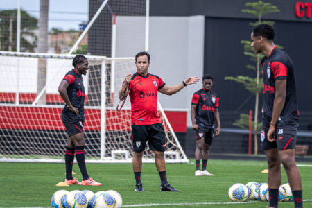 Anderson Gomes comandando treino no CT do Dragão