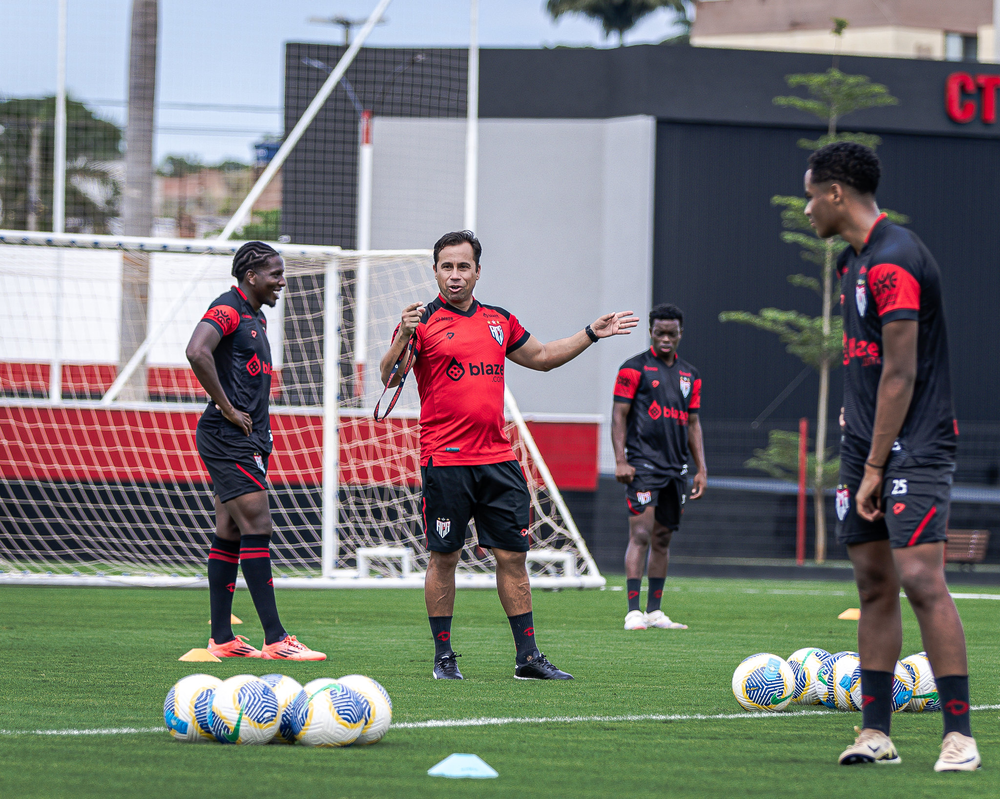 Anderson Gomes comandando treino no CT do Dragão