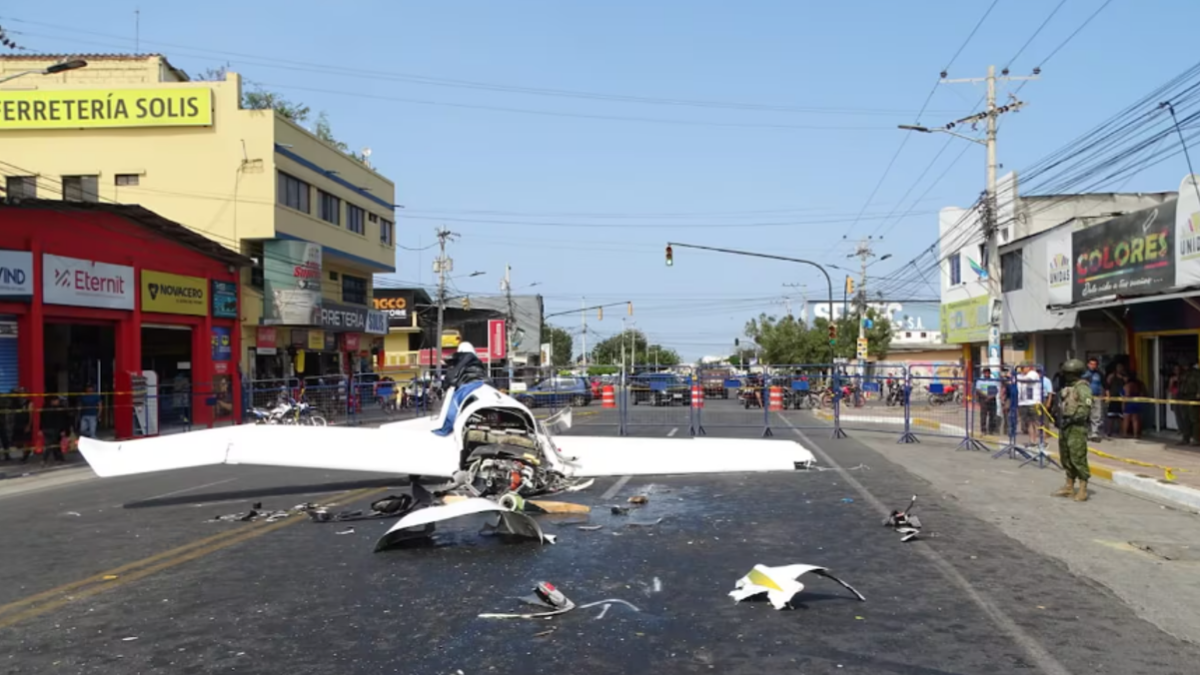 A aeronave permeceu na Avenida por horas após a queda (Foto: Reprodução/El Universo)