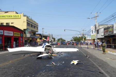 A aeronave permeceu na Avenida por horas após a queda (Foto: Reprodução/El Universo)