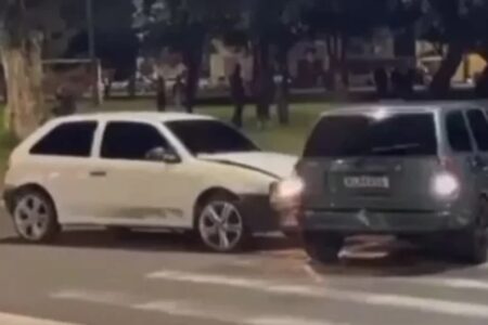 Motoristas batem carros durante briga em bar de São Paulo; vídeo As circunstâncias e a motivação da briga seguem desconhecidas