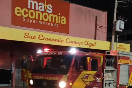 Corpo de Bombeiros foi acionado para conter o incêndio no supermecado (Foto: Reprodução)