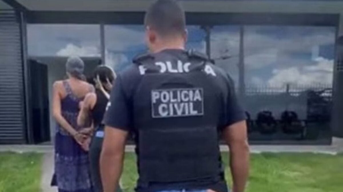 Mulher é presa após agredir gerente de pousada na Chapada dos Veadeiros Policiais precisaram algemá-la para conduzi-la à delegacia