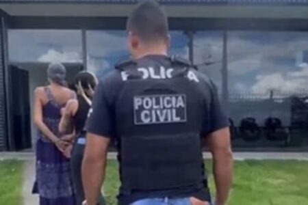 Mulher é presa após agredir gerente de pousada na Chapada dos Veadeiros Policiais precisaram algemá-la para conduzi-la à delegacia