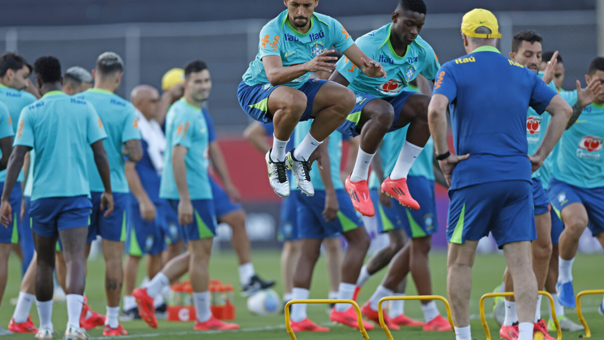 Seleção Brasileira treinando no estádio do Barradão em Salvador