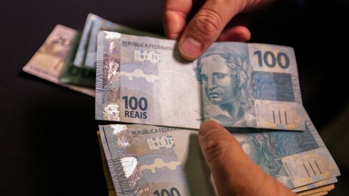 Primeira parcela do 13º deve ser paga até o dia 30 de novembro; entenda Veja como é calculado e como é feito o pagamento