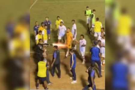 Momento em que PM de Goiás atira em goleiro do Grêmio Anápolis (Foto: Reprodução)