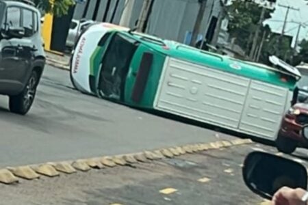 Ambulância capota na avenida T-2, em Goiânia