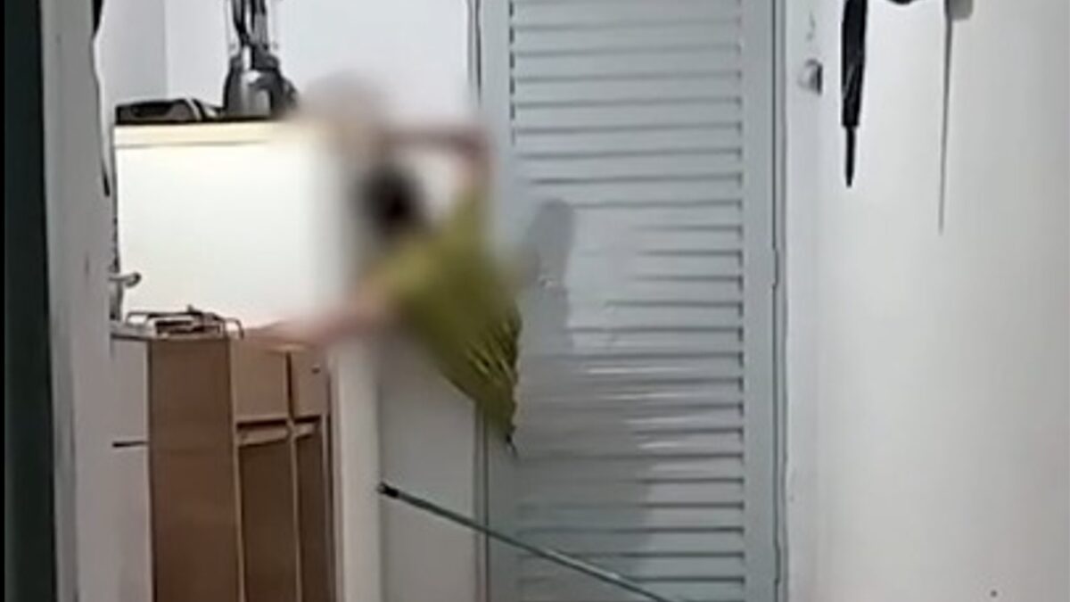 Homem entala na porta