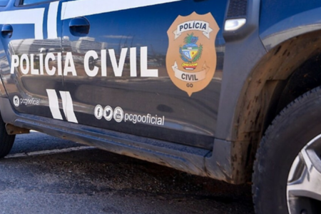 Imagem colorida mostra parte de uma viatura da Polícia Civil de Goiás.