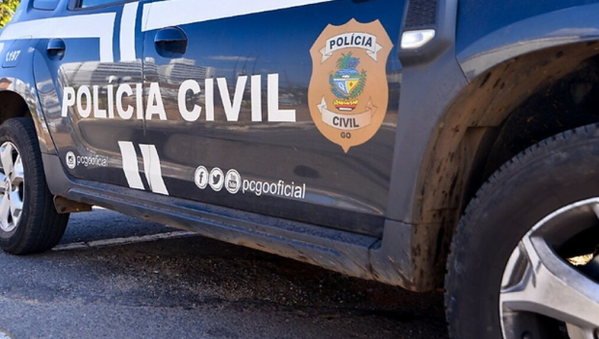 Imagem colorida mostra parte de uma viatura da Polícia Civil de Goiás.