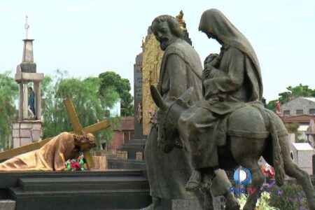 Dia de Finados começa com missa no Cemitério Santana, em Goiânia A movimentação começou às 7h30 e tem ficado mais intensa