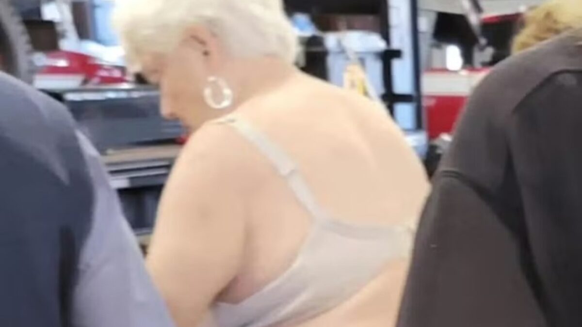 Mulher vota usando apenas sutiã e xinga mesários nos Estados Unidos Eleitora pró-Trump causou alvoroço no local de votação