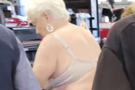 Mulher vota usando apenas sutiã e xinga mesários nos Estados Unidos Eleitora pró-Trump causou alvoroço no local de votação