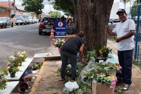 Servidor público e açougueiro viram ambulantes para lucrar no Dia de Finados em Goiânia