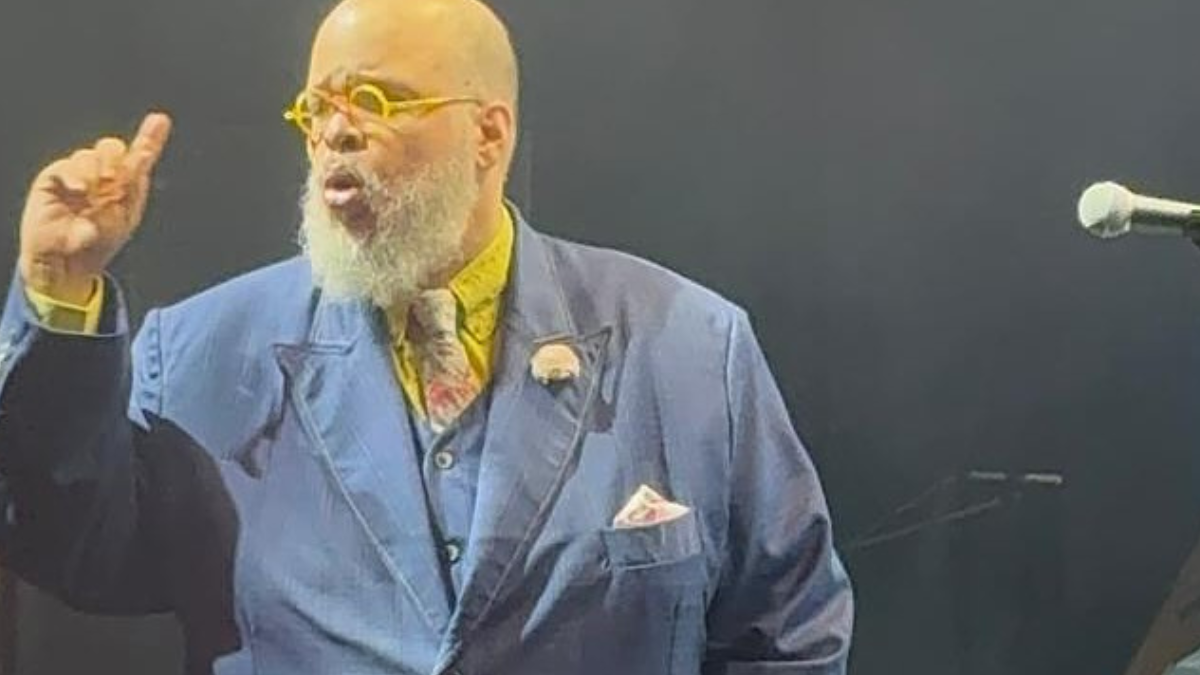 Ed Motta é vaiado após humilhar funcionário em show; vídeo