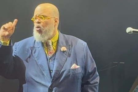 Ed Motta é vaiado após humilhar funcionário em show; vídeo