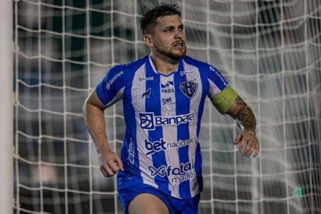 João Vieira comemorando gol marcado pelo Paysandu