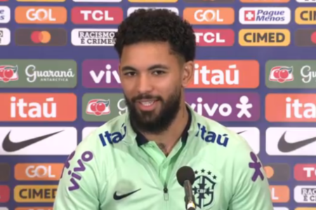 Brasileiro Douglas Luiz: na mira do City e do United (Foto: Reprodução)