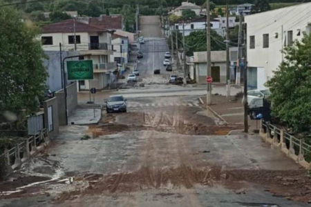 Rua ficou com asfalto danificado após enchente na cidade de General Carneiro, no sul do Paraná - Divulgação/Defesa Civil/AEN