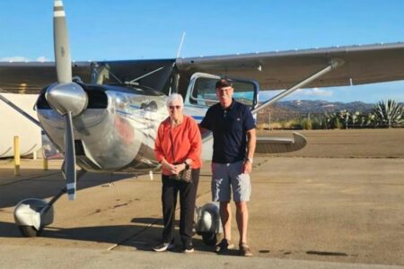 Ex-comissária de bordo com câncer terminal realiza desejo de voar de avião pela última vez Janet McAnnally