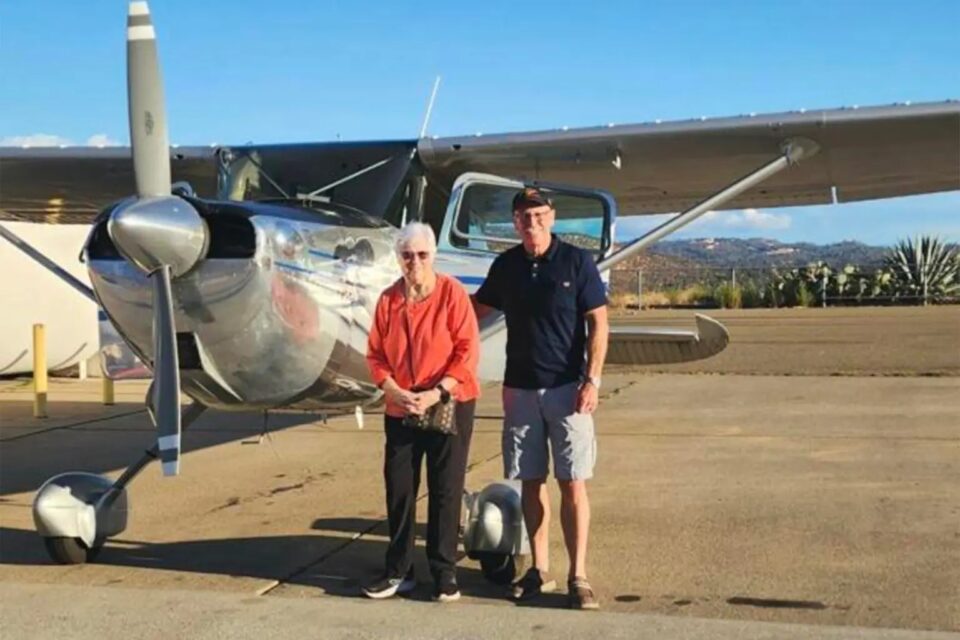 Ex-comissária de bordo com câncer terminal realiza desejo de voar de avião pela última vez Janet McAnnally