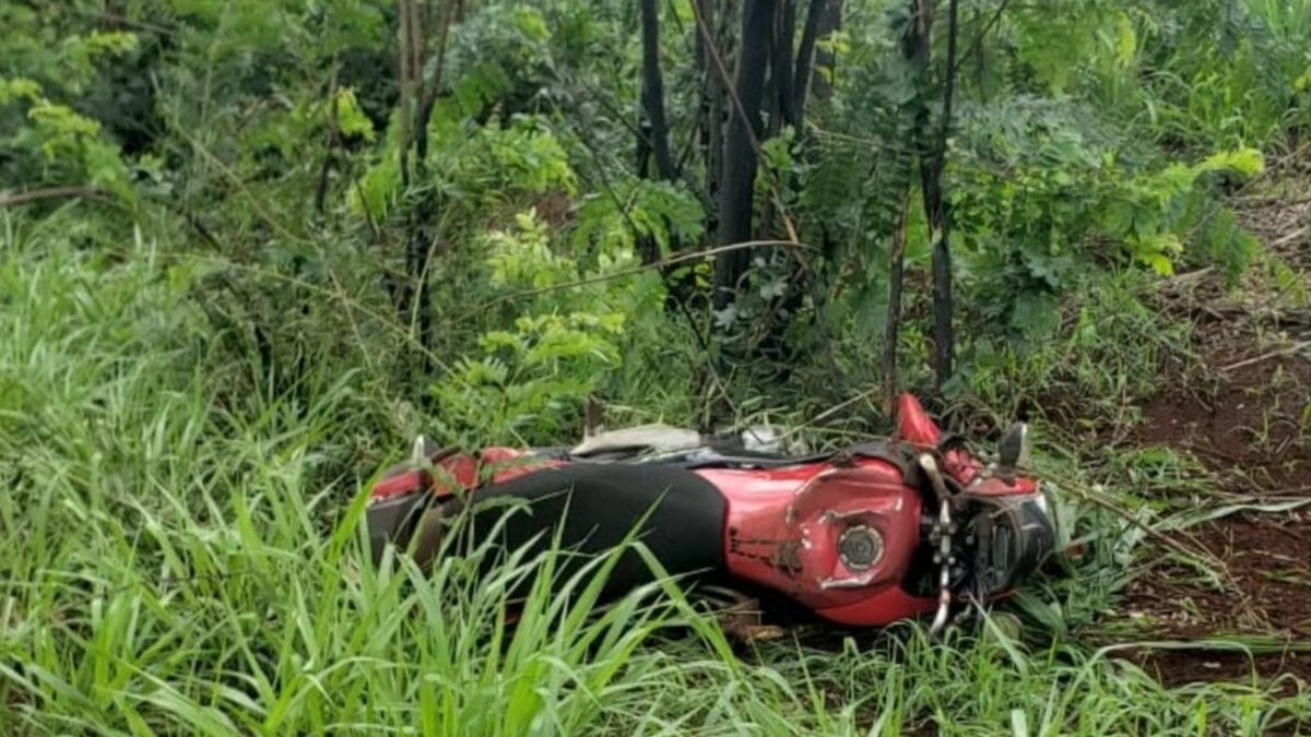 A moto foi projetada cerca de 400 metros do local do acidente
