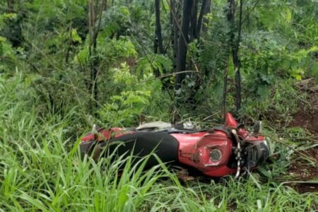 A moto foi projetada cerca de 400 metros do local do acidente