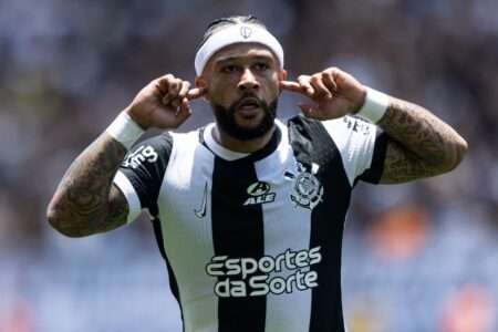 Memphis Depay comemora gol pelo Corinthians