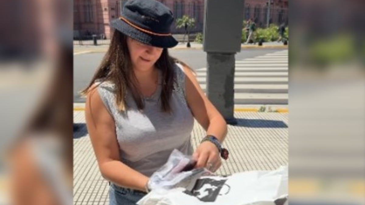 Atlético Mineiro distribui camisas em Buenos Aires (Foto: Reprodução)