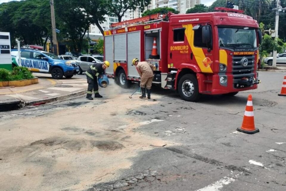 Equipes do Corpo de Bombeiros realizaram a limpeza na Avenida T-2, em Goiânia, após ambulância capotar 