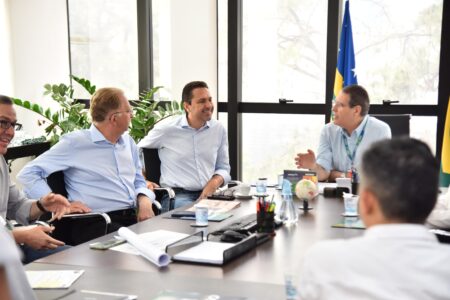 Leandro Vilela e João Campos com o presidente da Codego, Francisco Júnior (Foto: Divulgação)