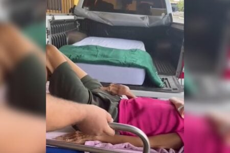 Idosa é levada de caminhonete para unidade de saúde por falta de ambulância do Samu