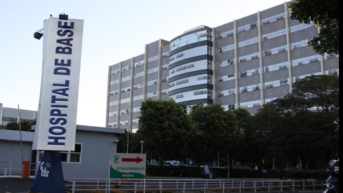 A mãe da vítima relata que o agressor foi o companheiro, que tentou atacá-la com faca